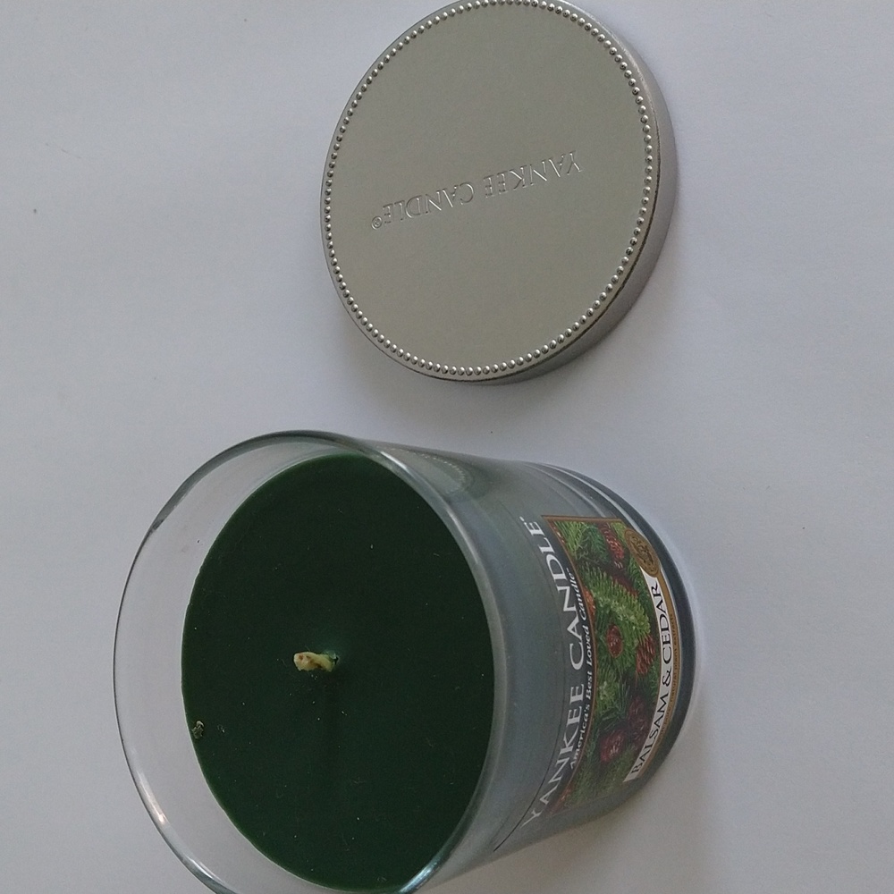 Yankee Candle Balsam & Cedar 7 oz - Picture 2 of 4